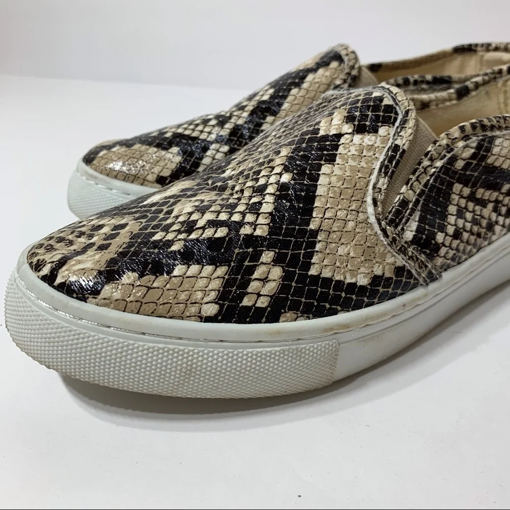 Adorable EUC Altar’d‎ State snakeskin print loafers